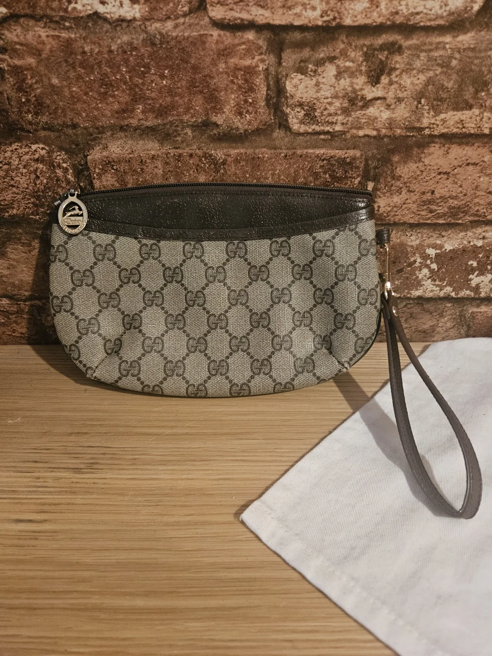 Gucci classic wristlet